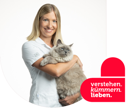 Dr. Leonie mit Katze in der Hand